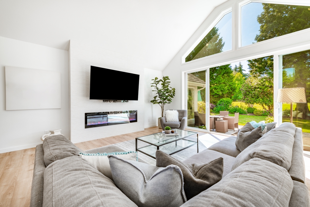 How can I reduce glare from big windows on my screen