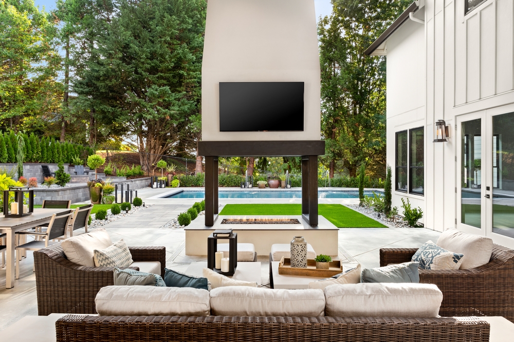 Why Outdoor AV is the Hottest Trend in Florida Homes